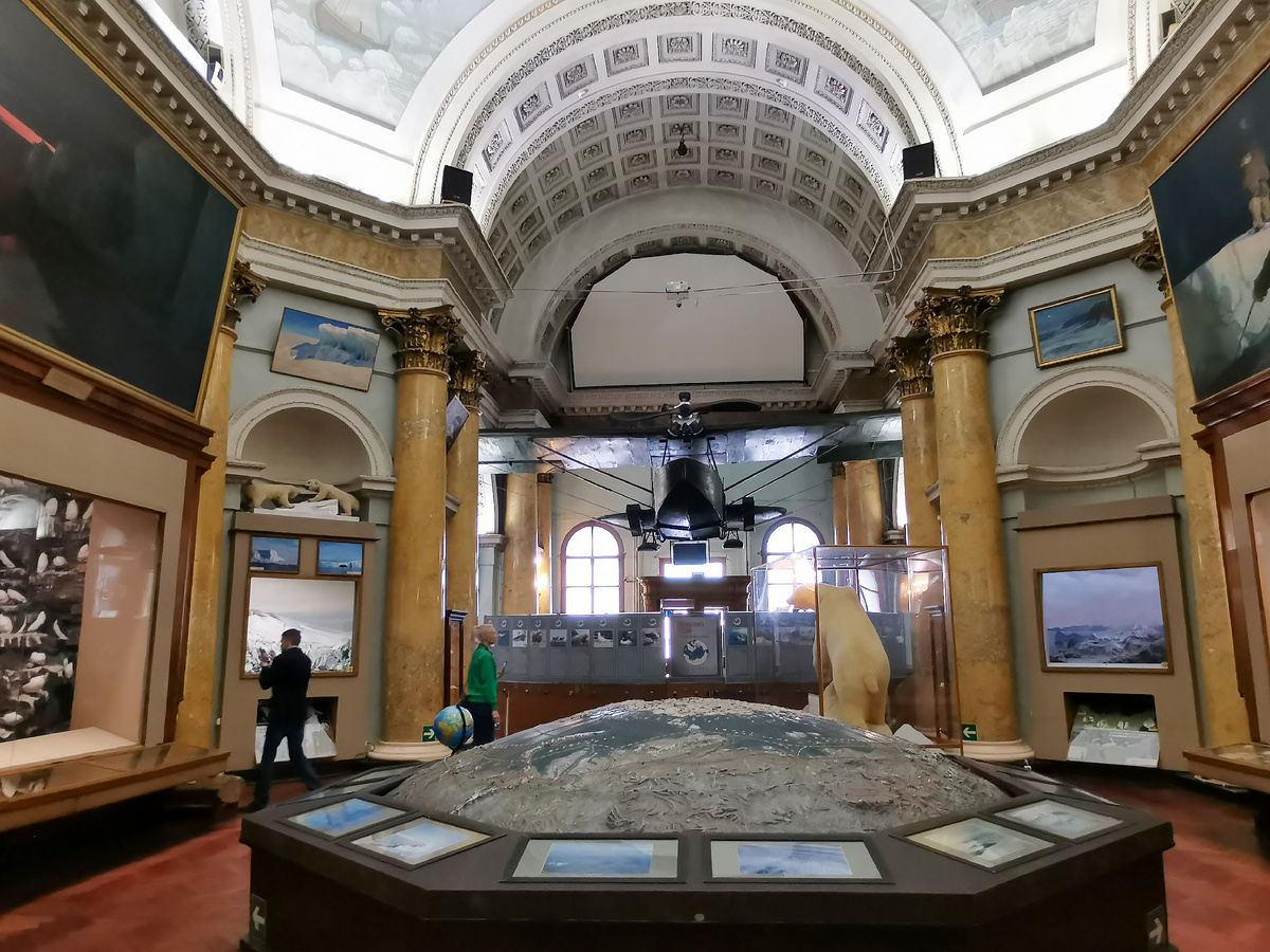 Масштабный макет — сегмент глобуса с рельефной картой Северного полюса. Фото автора.