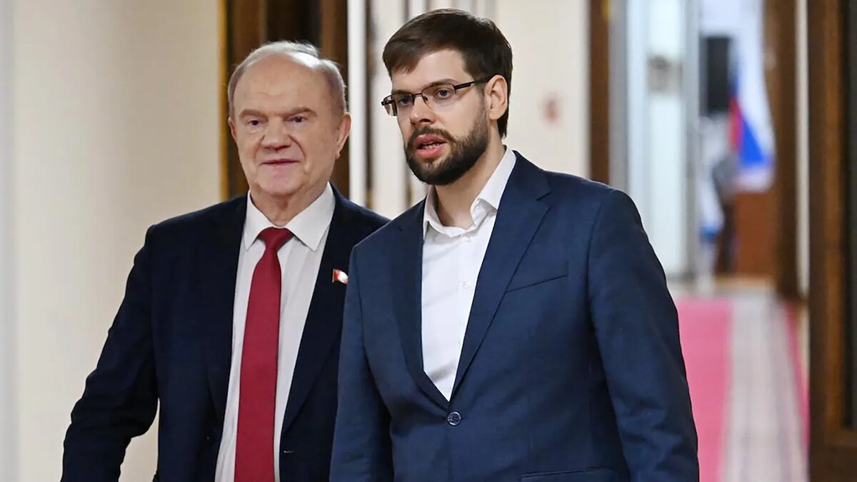   Дмитрий Духанин / Коммерсантъ- Архивное фото. Руководитель фракции КПРФ в ГД России Геннадий Зюганов (слева) и его внук Михаил Зюганов (справа)