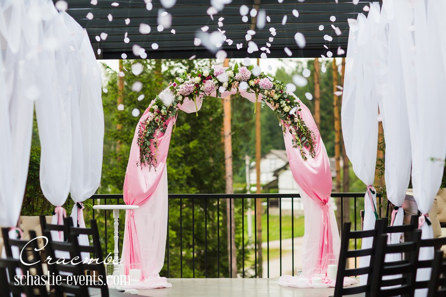 Снять коттеджи для гостей в загородном клубе Давинчи, чтобы отметить красивую свадьбу СПб на природе 