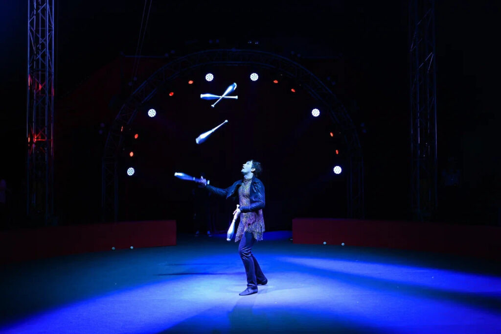    Соло-жонглер Семён Крачинов