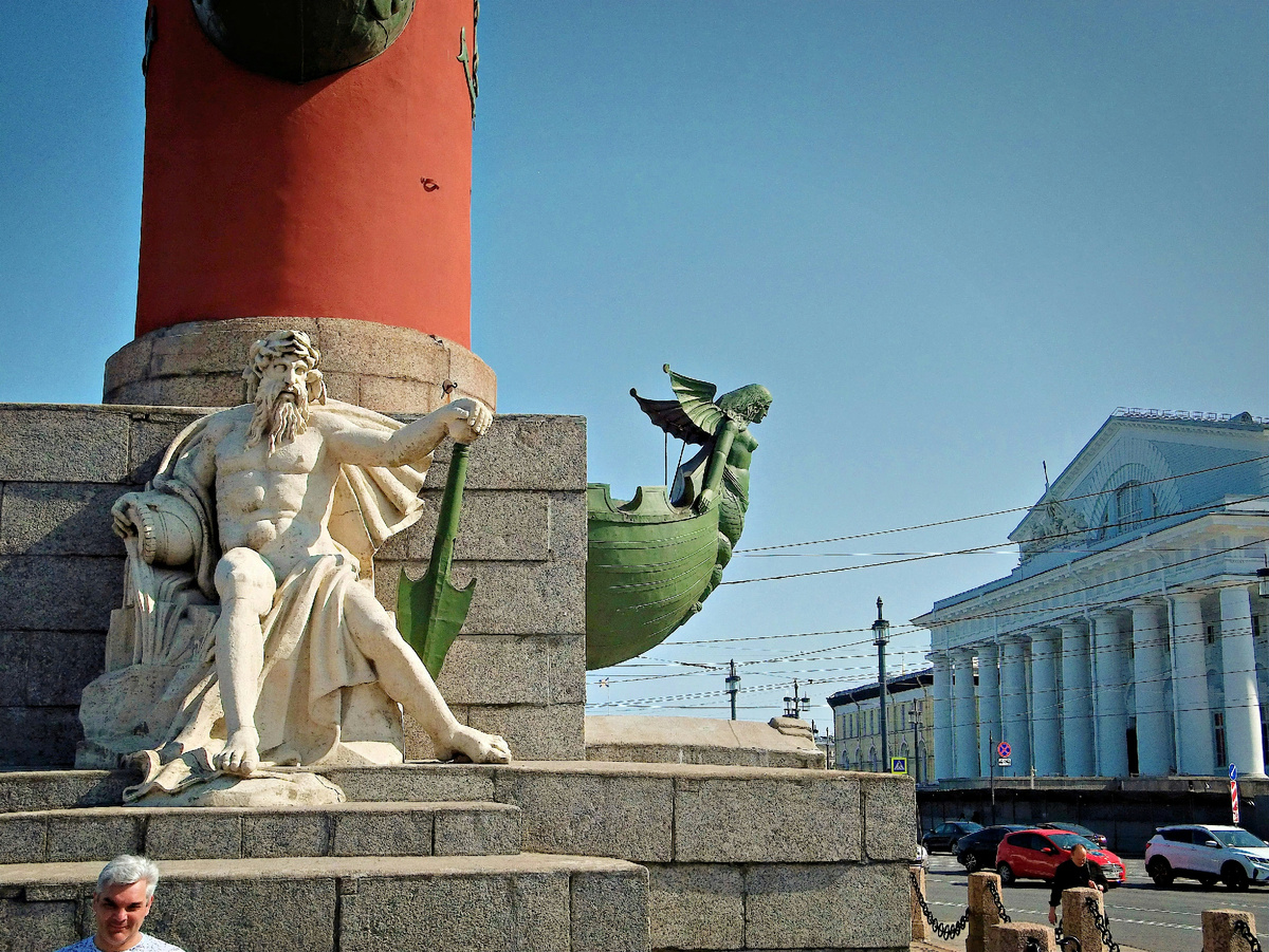 Ростральные колонны на Васильевском острове. Источник: Unsplash.com