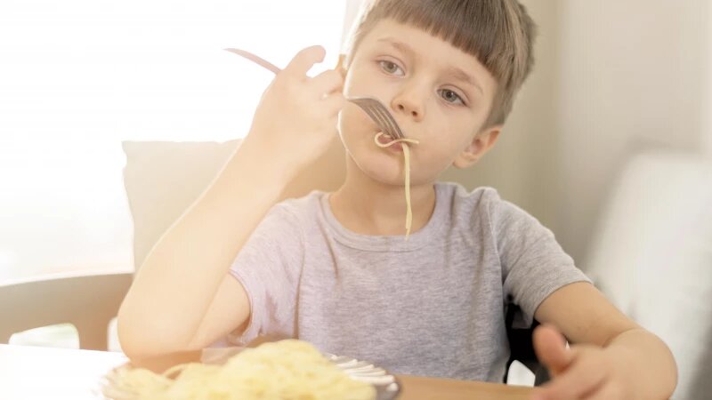     Ребенок ест Freepic