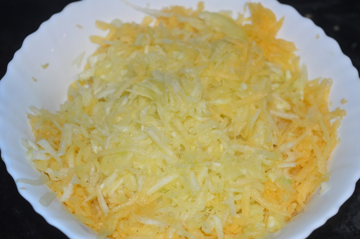 Драники с кабачком. Шаг 2. Фото: канал Три рецепта.