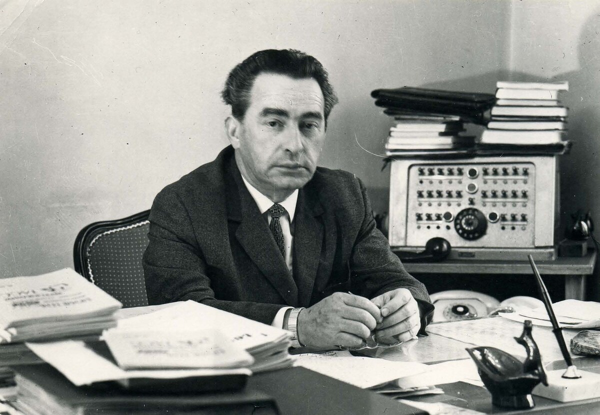 А.Э. Нудельман в кабинете