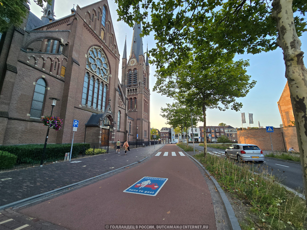 Это значит, что велосипедисты могут не пропускать машину, и она должна ехать за ними. Фото: Голландец в России