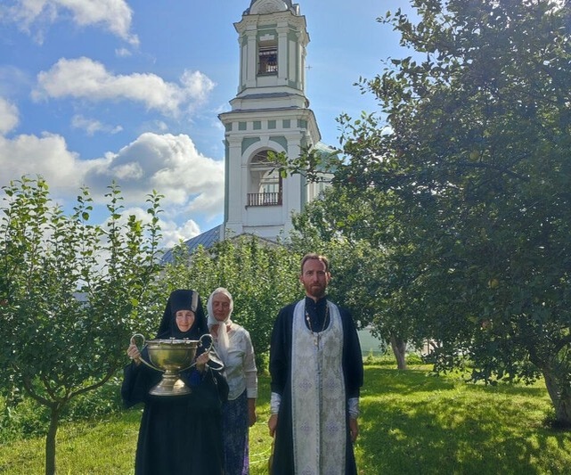 В день Яблочного Спаса тверские священники раздавали молящимся освященные яблоки