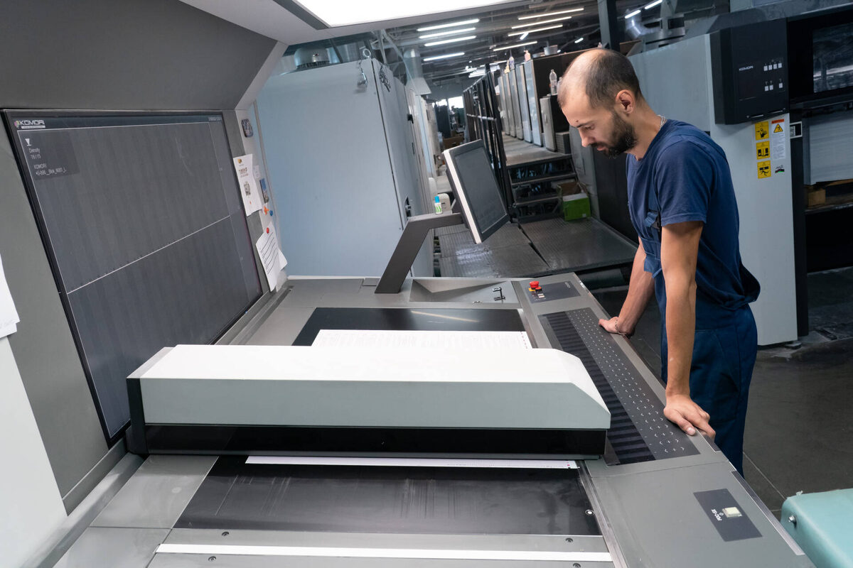 В печатном цеху издательства «Идел-Пресс» сегодня с самого утра кипит работа – шумят станки, за слаженной работой которых неустанно следят рабочиеФото: © Салават Камалетдинов / «Татар-информ»