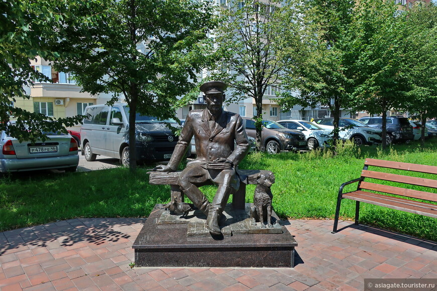 Участковый с собакой на проспекте Победы © Asiagate