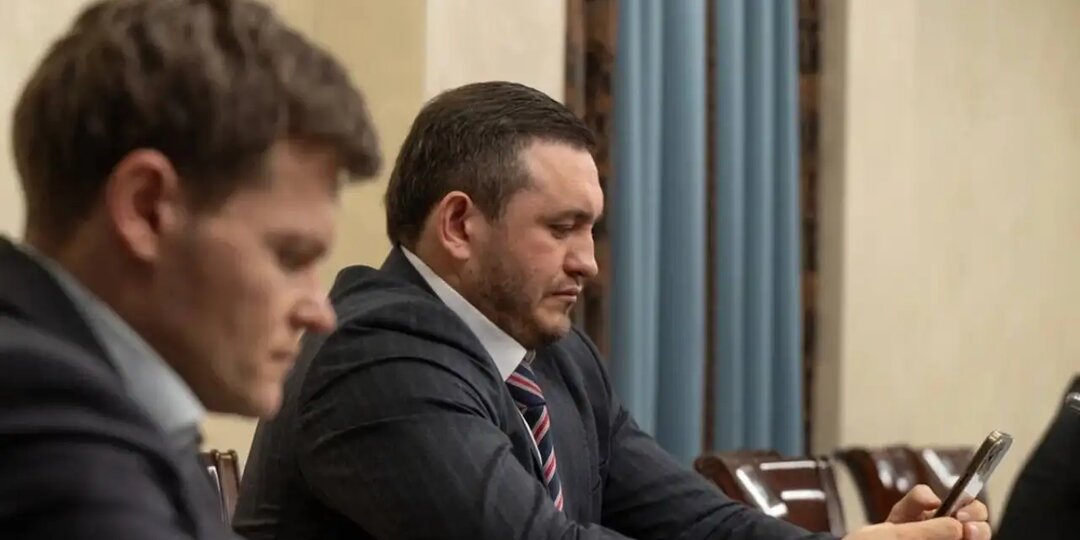 «Не пускать их!»: Бородин заявил, что в загранпаспортах релокантов должен стоять штамп «предатель»