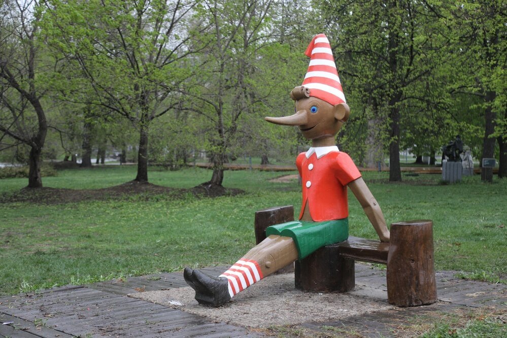    После работы над «Бременскими музыкантами» Энтин уволился из «Мелодии» и всецело посвятил себя творчеству. Сегодня он автор более 600 песен. В числе наиболее известных — «Бу-ра-ти-но!», «Расскажи, Снегурочка, где была», «Крылатые качели», «Луч солнца золотого» и многие другие / АГН «Москва» / Отреставрированная скульптура «Буратино» в парке искусств «Музеон»