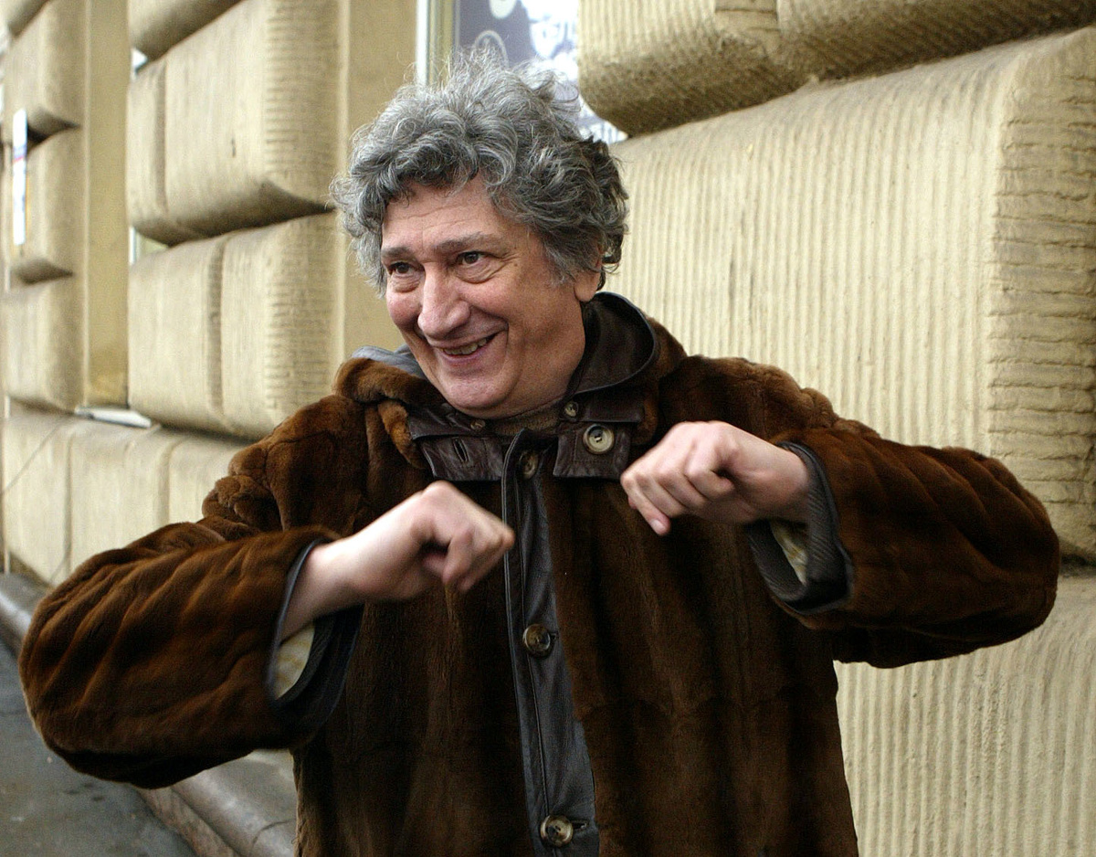    Песни Юрия Энтина звучат в самых известных и любимых зрителями советских мультфильмах: «Ну, погоди!», «Летучий корабль», «Зима в Простоквашино». Также он написал песни для ряда детских спектаклей / Legion-Media