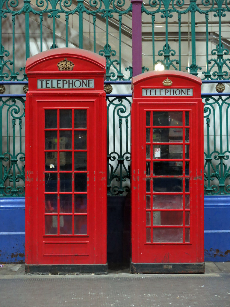    Сравнение красных телефонных будок: К2 (слева) и К6.Wikipedia