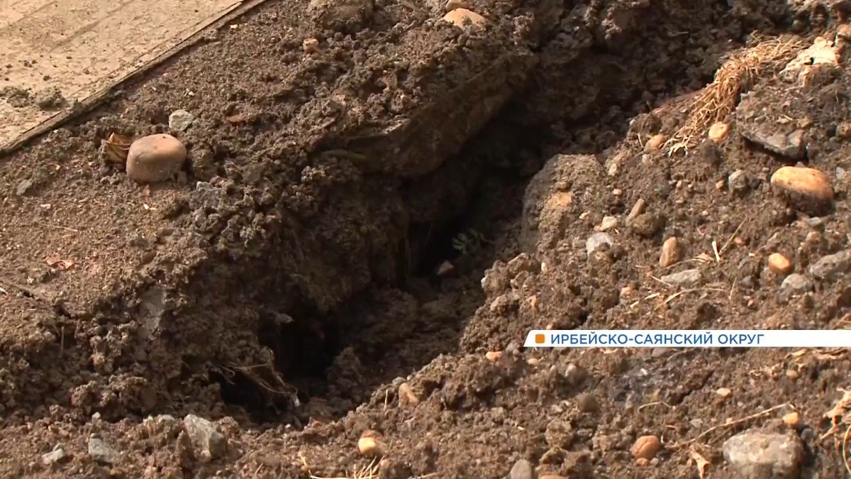     Жители села Верхняя Уря жалуются на глубокие провалы во дворах