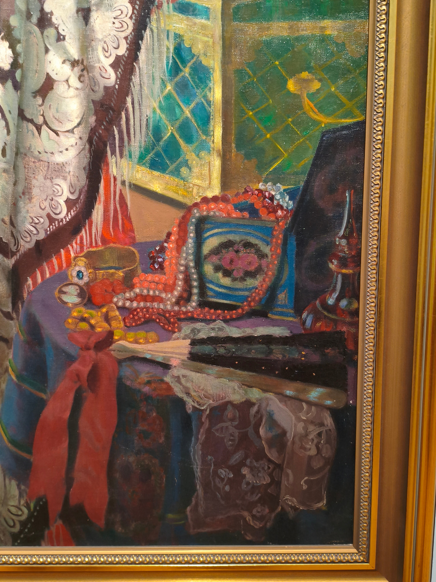 Бусы, похоже, коралловые, гранатовые, жемчужные, янтарные, и брошь-камея