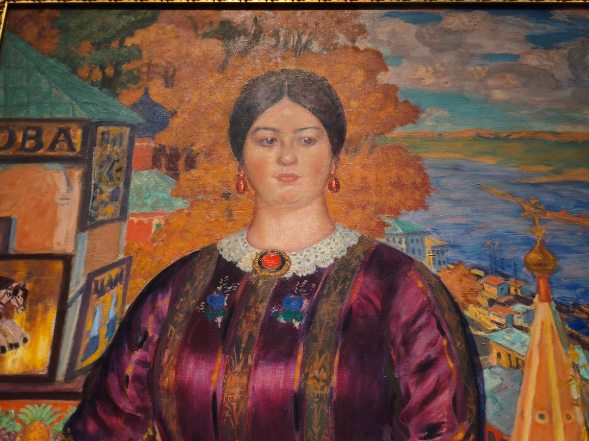 Парчовое платье, воротничок, серьги-капли. 