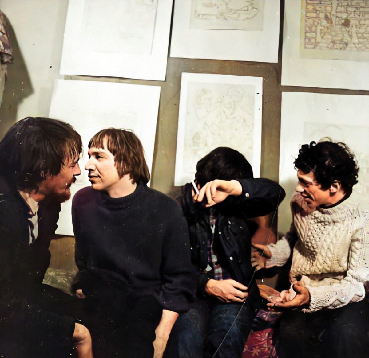 Леонид Губанов (второй слева)