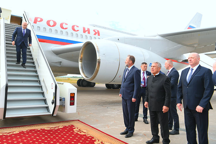    У трапа Михаила Мишустина, помимо Рустама Минниханова и полпреда президента РФ в ПФО, встречали и представители силового блока республики.   
Фото: rais.tatarstan.ru