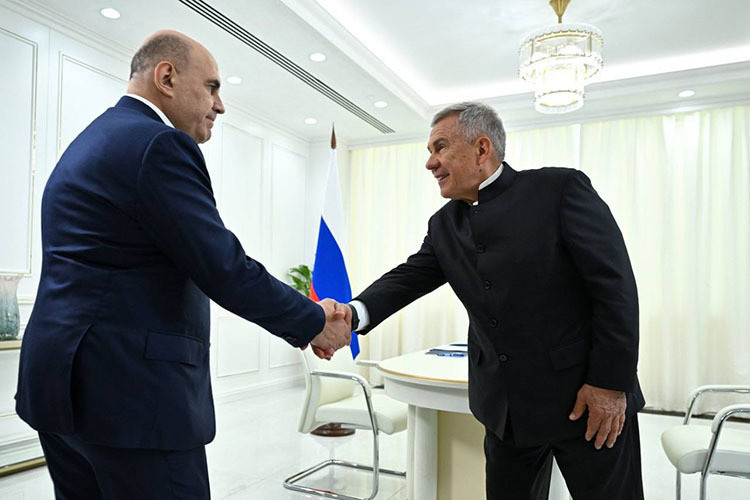    «Абсолютно уверен, что жители по достоинству оценят все то, что руководство Республики Татарстан сделало для развития вашей красивой республики», — обратился Мишустин к Минниханову.   
Фото: t.me/galimovatatarstan