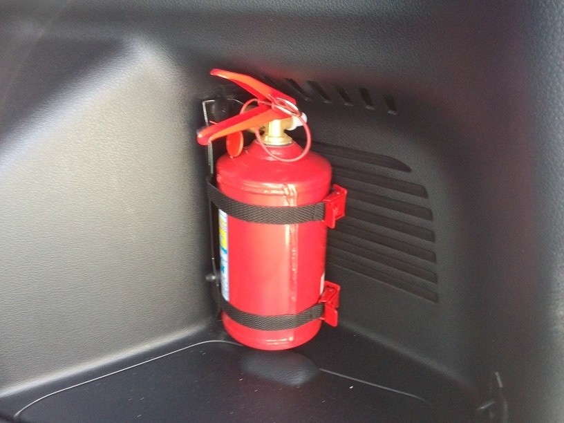 Крепление огнетушителя с помощью кронштейна (также есть самоклеющиеся кронштейны специально для пластика, по типу липучек на карпет)