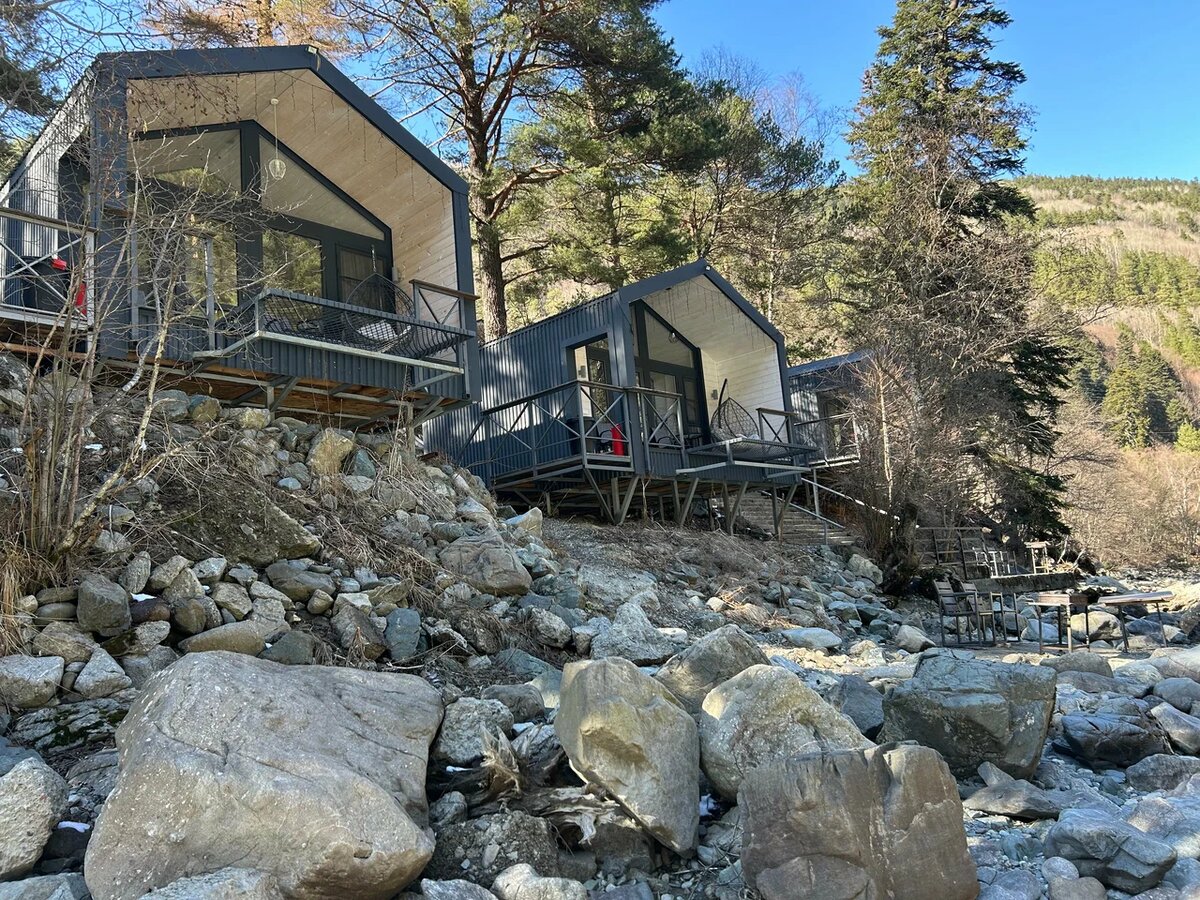 Белая река, наш домик слева