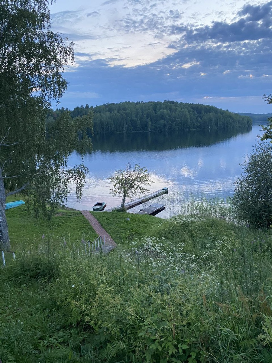 Вид из домика на озеро. Автор фото: Александр Мокин