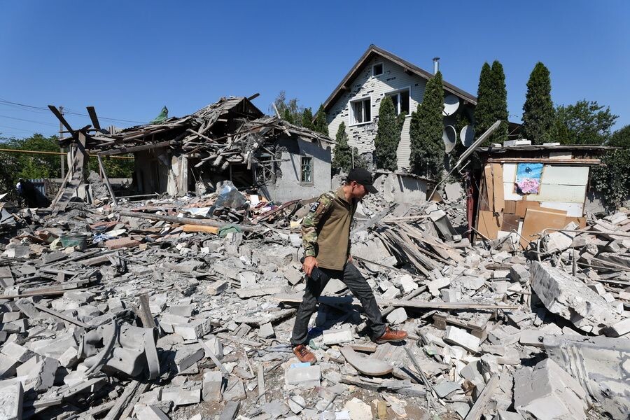    Последствия атаки украинского БПЛА в Ленинском районе Донецка / Источник: © Дмитрий Ягодкин/ТАСС