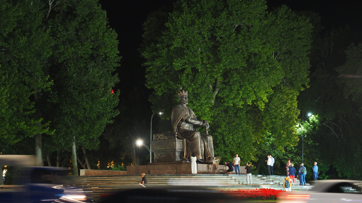Памятник Тамерлану в центре Самарканда