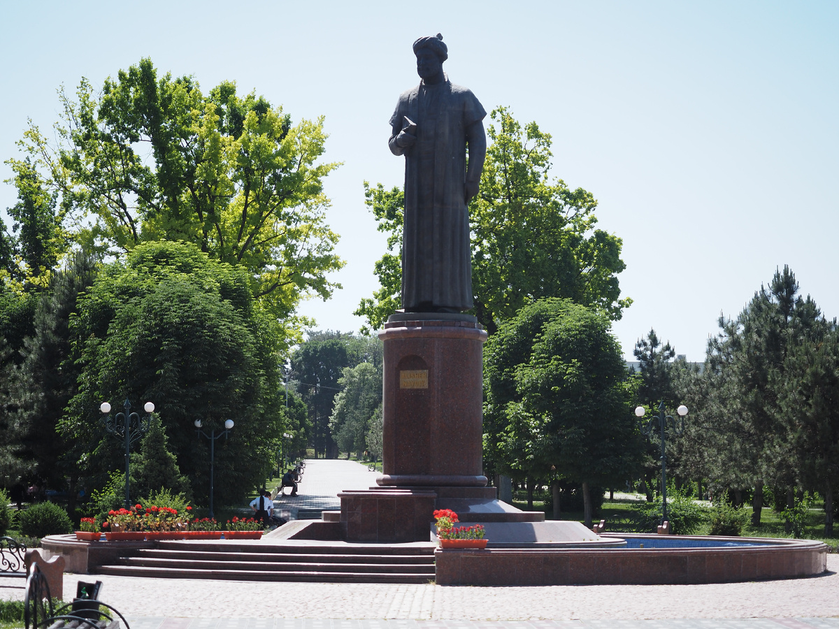 Памятник Алишеру Навои в Самарканде