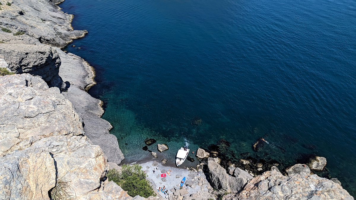 Пляжик у мыса Капчик. Добраться можно только на небольших катерах.