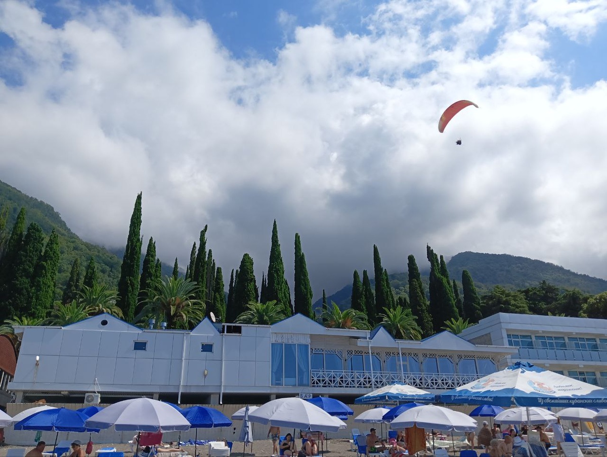 Тучи заходят, но никак не зайдут.