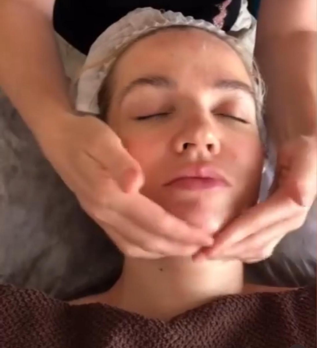 Здесь мне делают массаж с нейтральным маслом виноградной косточки, увы от насыщенных масел Clarins я начинаю задыхаться.