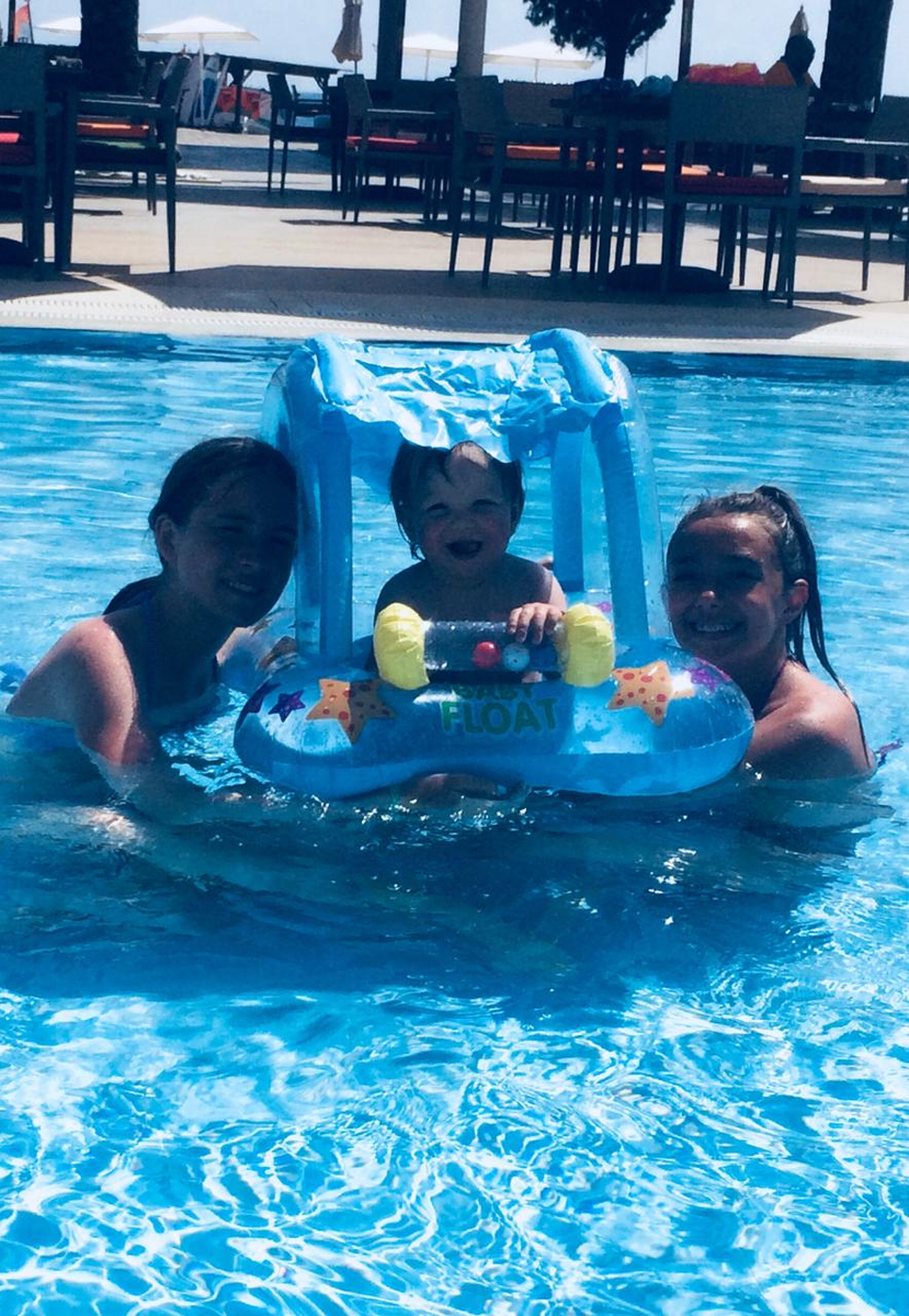 После бассейна однозначно надо тщательно мыться и наносить увлажняющее средство всем, хлора и  бактерий там выше крыши.