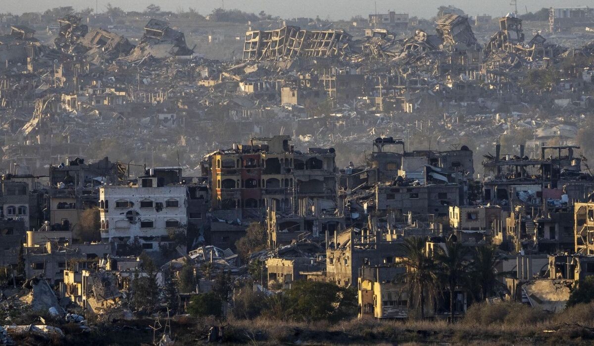     Вид на разрушенные здания в секторе Газа с юга Израиля. Источник: © AP Photo Автор фото: Ariel Schalit