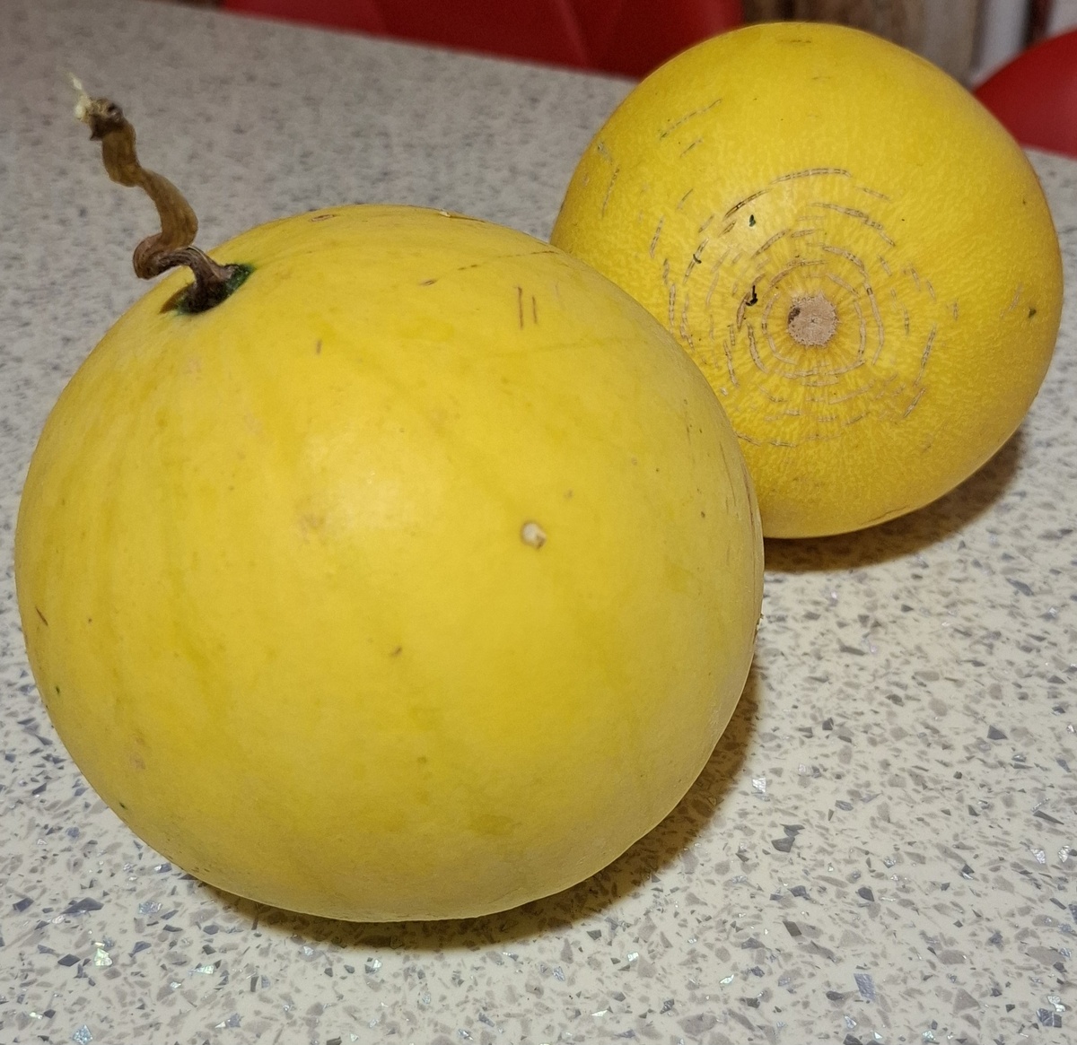 Левый - арбуз