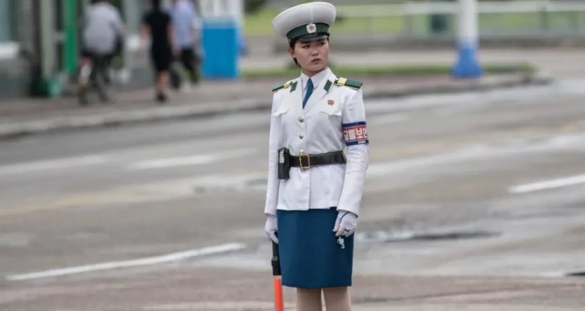 Корейская женщина-полицейский в форме. 