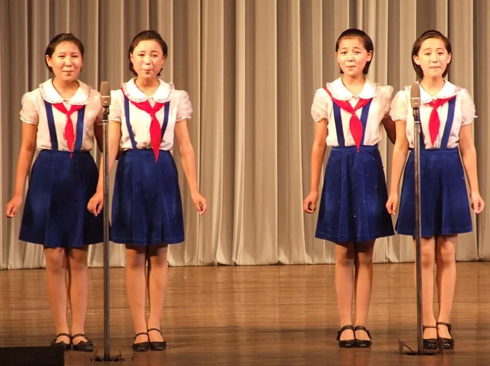 Школьницы выступают.