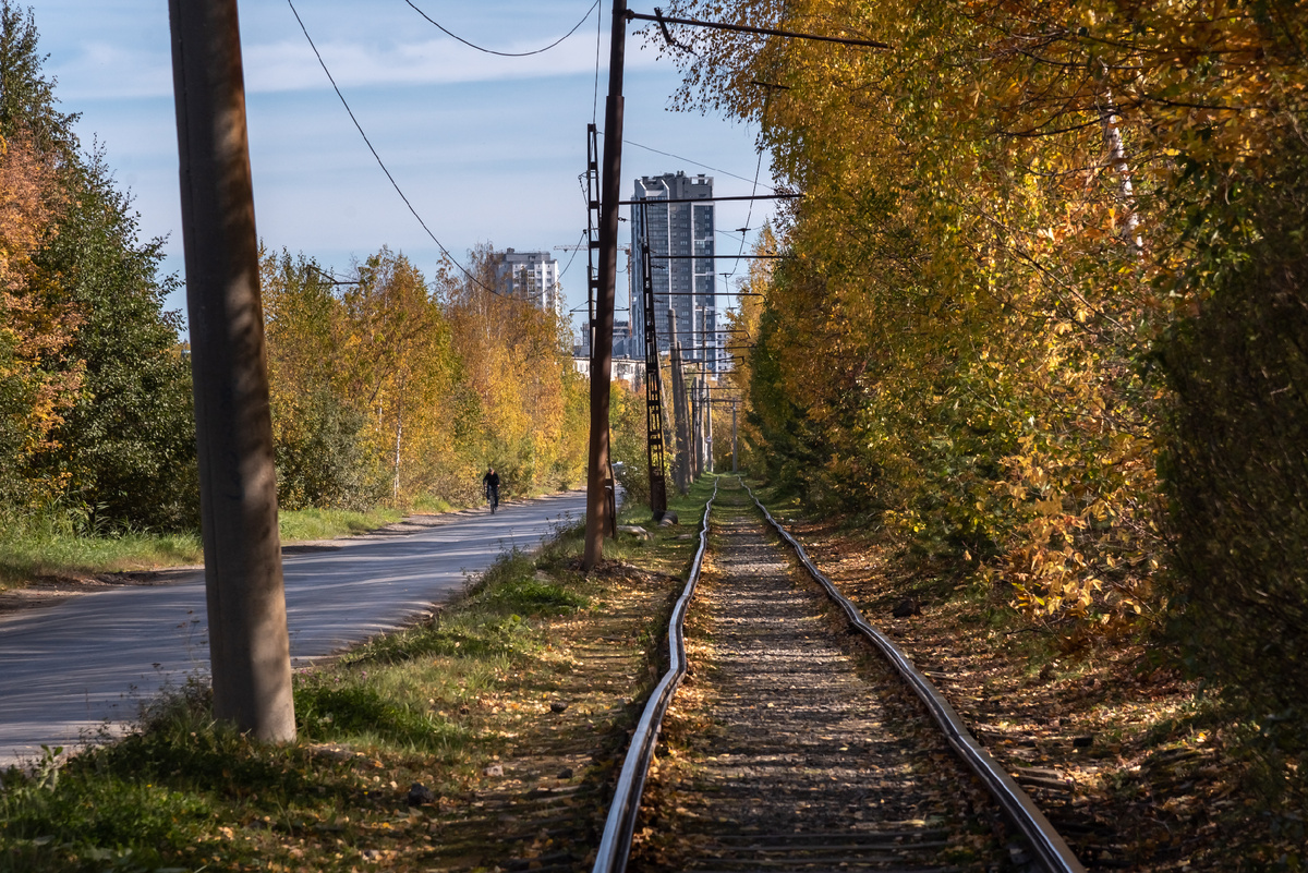 2023 год. Когда я посмотрела на рельсы, в голове был только один вопрос: как трамвай вообще умудряется по ним ехать???
