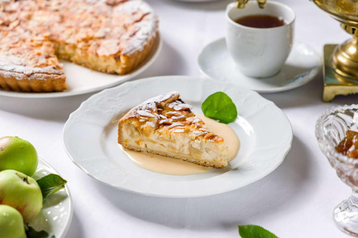 Цветаевский пирог со сметанным кремом и ванильным соусом в грандкафе «Dr. Живаго»