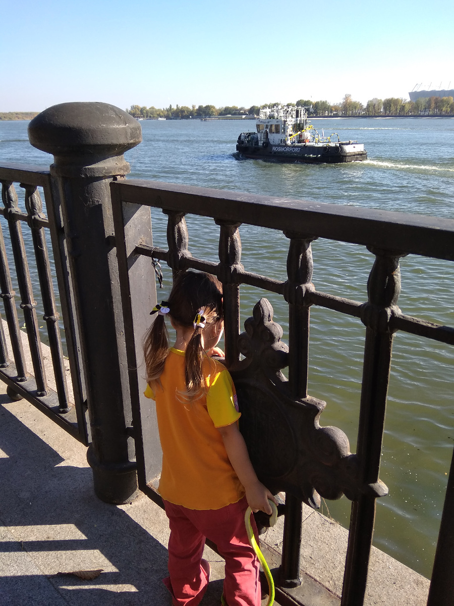 Дочка смотрит на кораблик на набережной Ростова-на-Дону