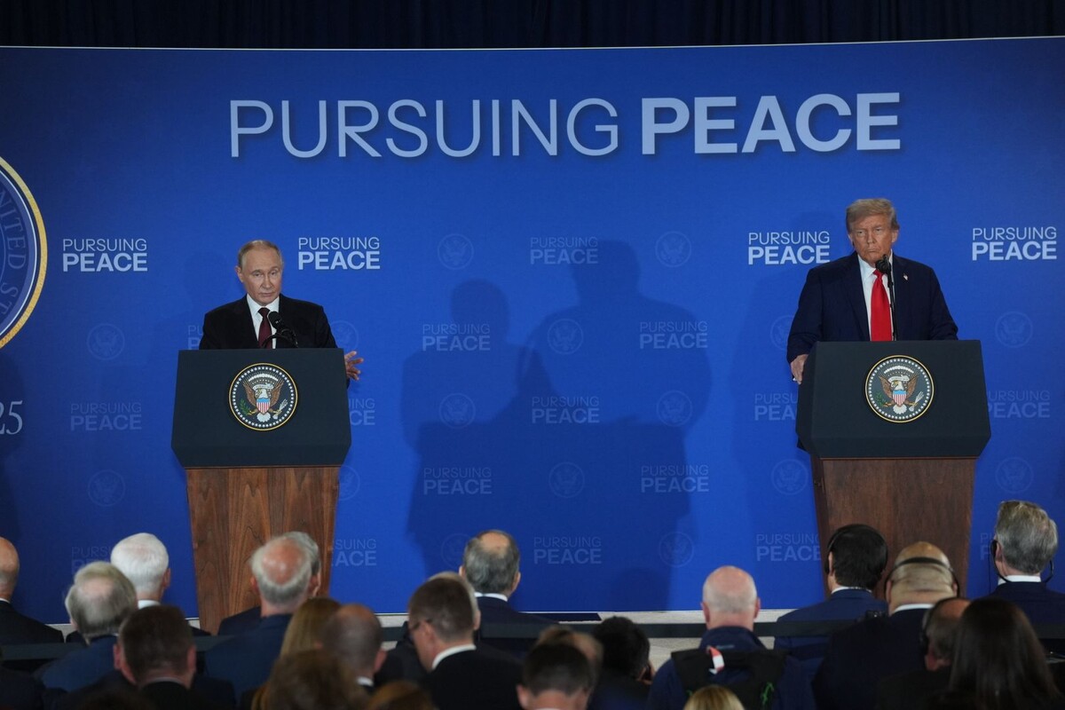    Владимир Путин и президент США Дональд Трамп во время пресс-конференции по итогам переговоров на Аляске / Источник: © ИЗВЕСТИЯ/Андрей Эрштрем