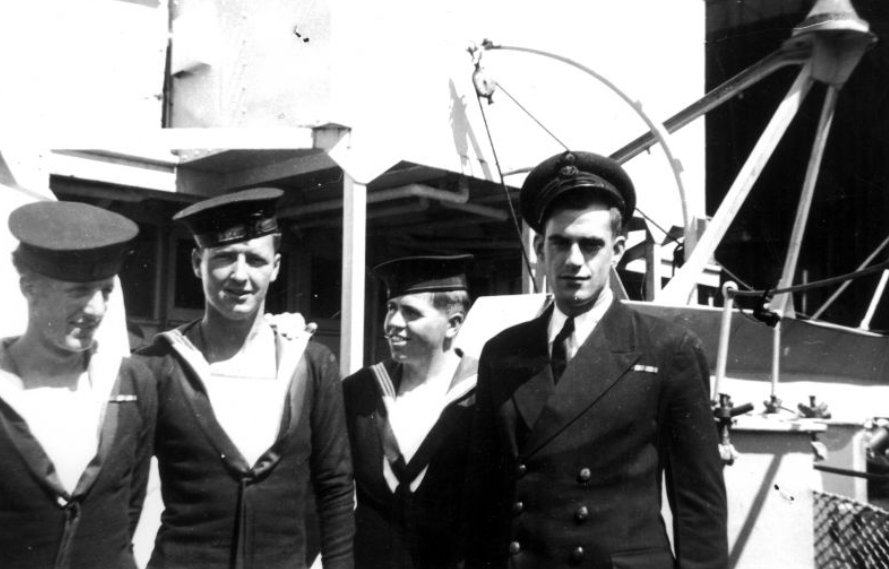 Офицер и матросы канадского корвета «Куиснэл»