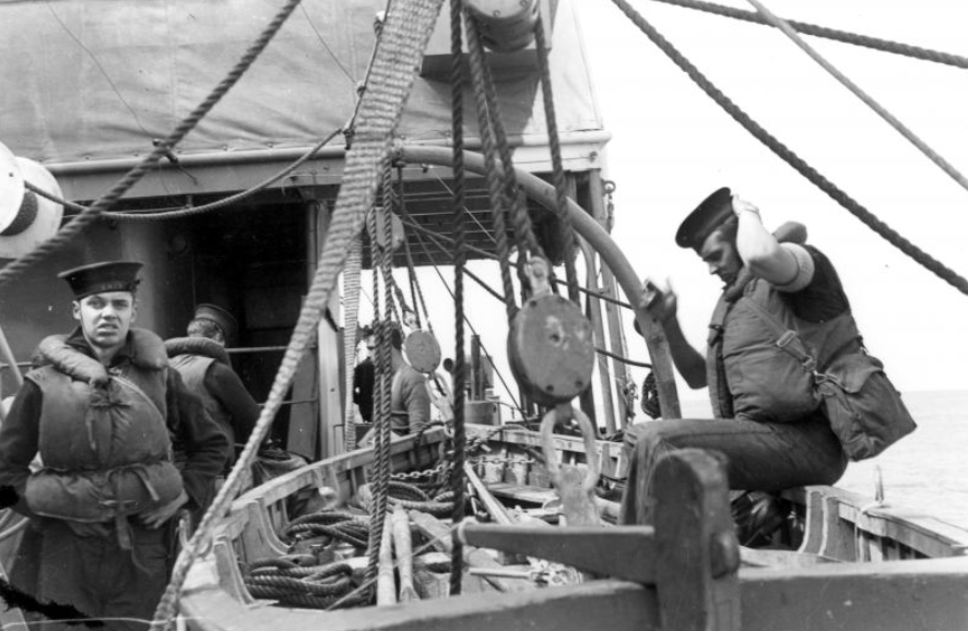 Канадские матросы возле спасательной шлюпки корвета «Мэйфлауэр»