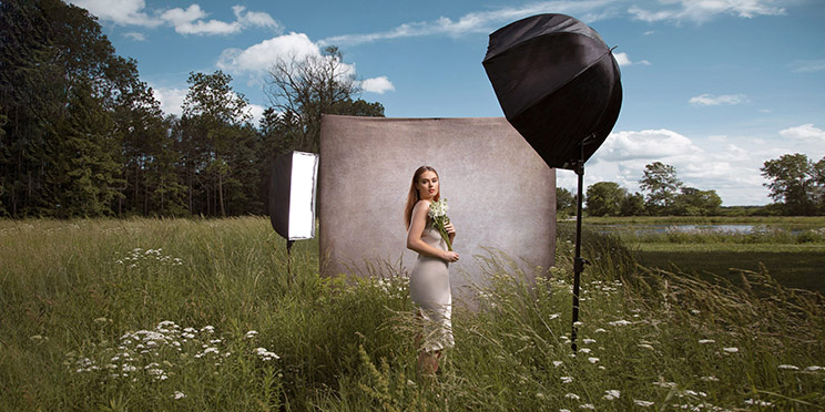 «Студийную» съёмку можно провести даже на природе / Фото: westcottu.com