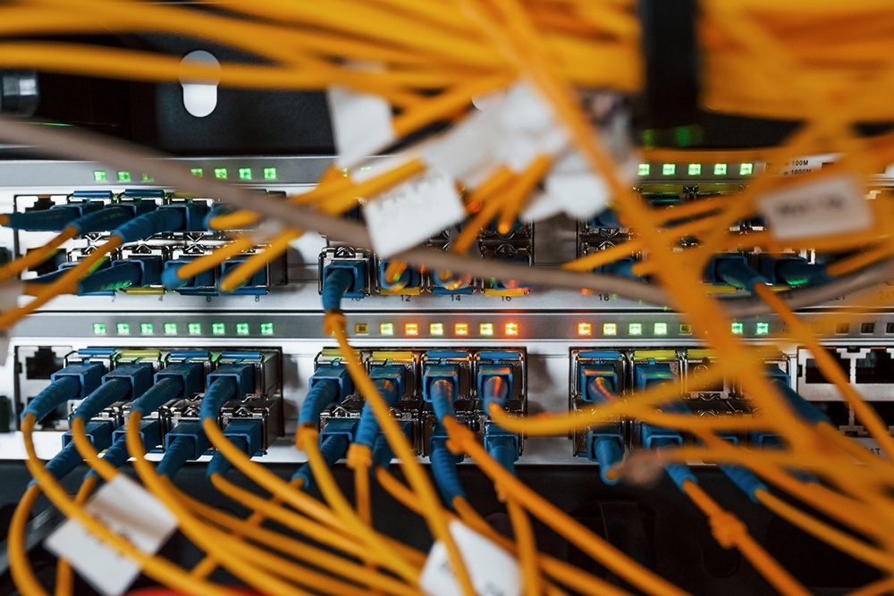    Мировая паутина является результатом десятилетий научных исследований и технологических достижений. Каждая новая страница развития интернета основана на предыдущих достижениях, и изучение прошлого помогает предвидеть возможные направления дальнейшего развития глобальной Сети. / iStock