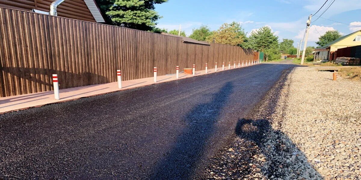 Законченное покрытие дачного проезда из асфальтовой крошки