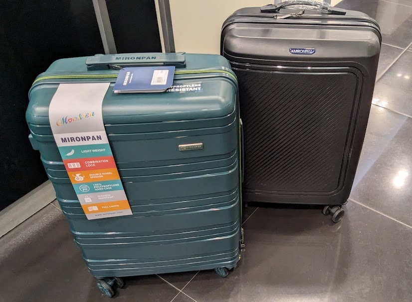 Чемоданы китайского производства пластиковые. Фото автора 