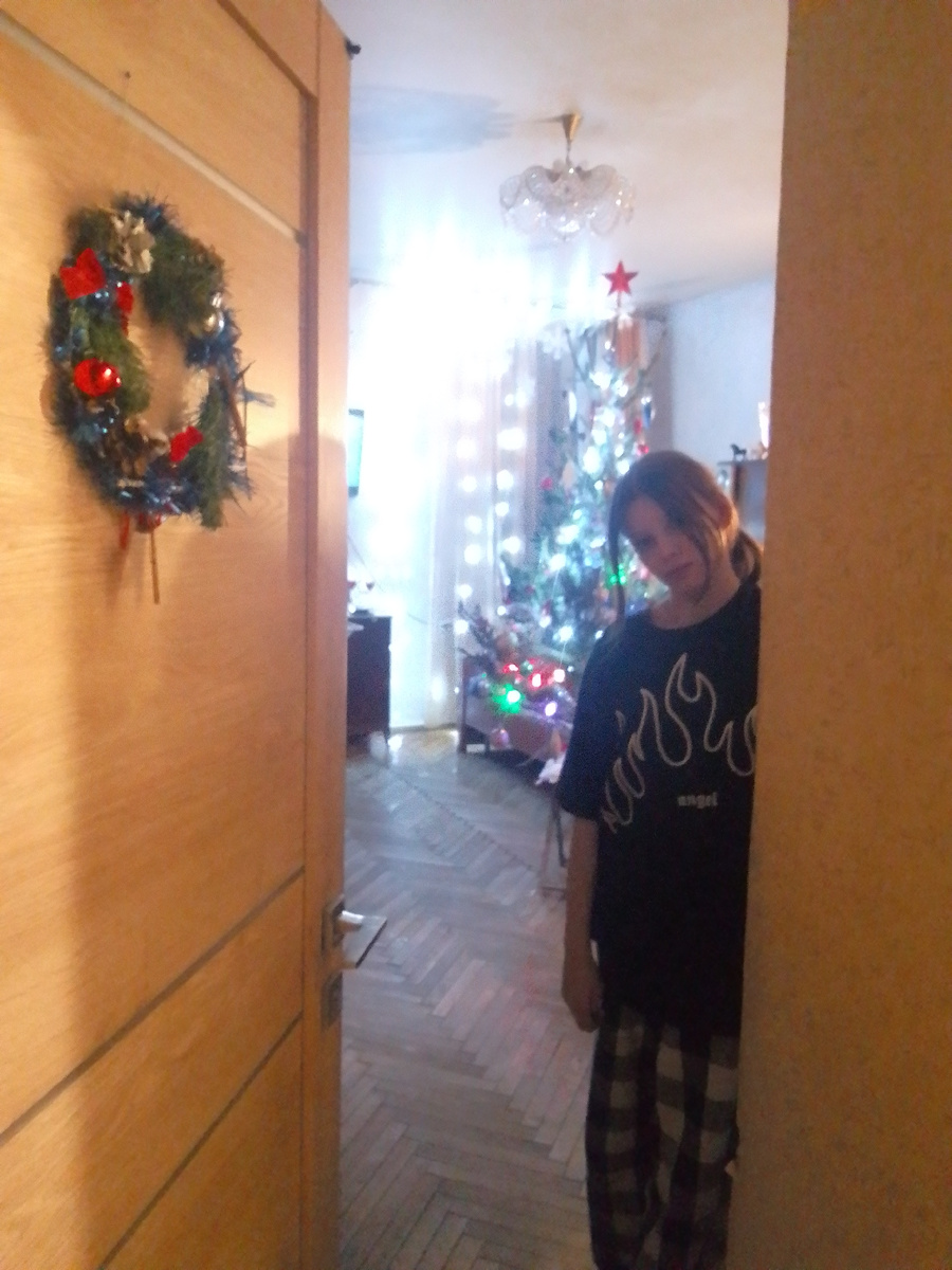 Теперь эта люстра висит в нашей квартире. Любим мы её)