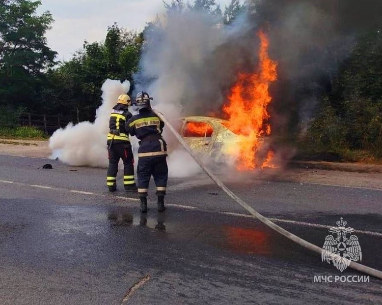     В Курском районе сгорел легковой автомобиль «Рено Логан»