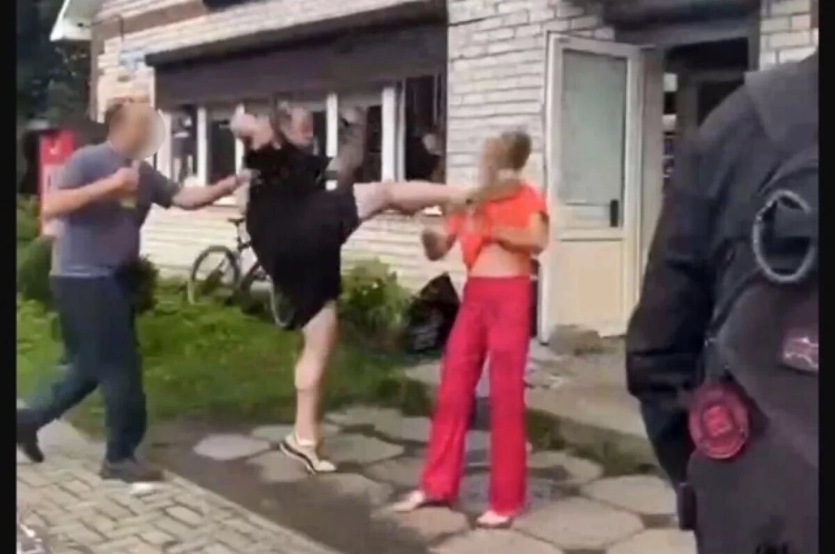    В Нелидово засняли на видео избиение женщины возле кафе мужчиной