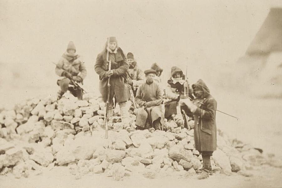 Русский пленный, с охраной, после взятия крепости Кинбурн французами и англичанами, 1855 год, Крымская война